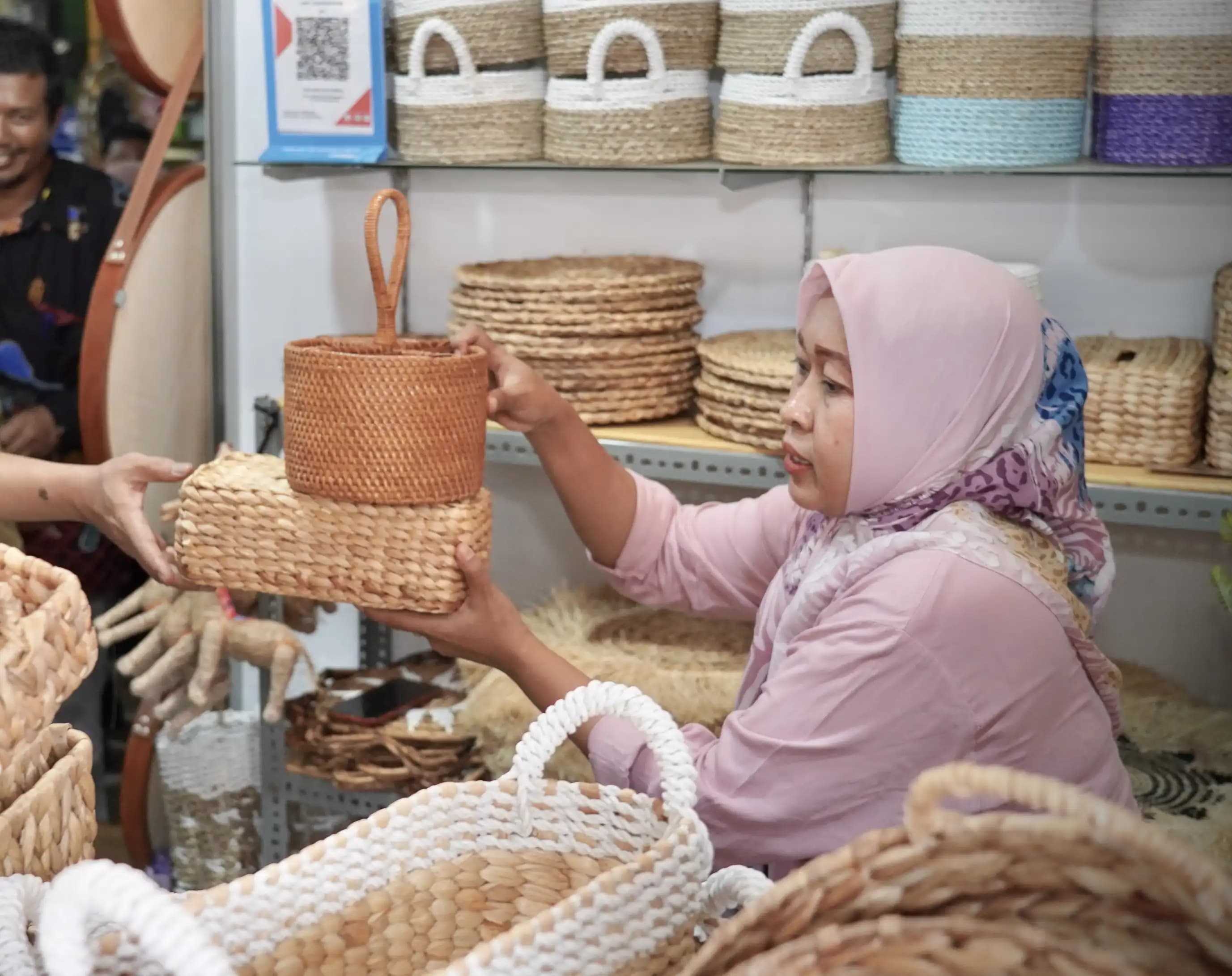 Menjadi Akselerator, Konsolidator, dan Agregator UMKM